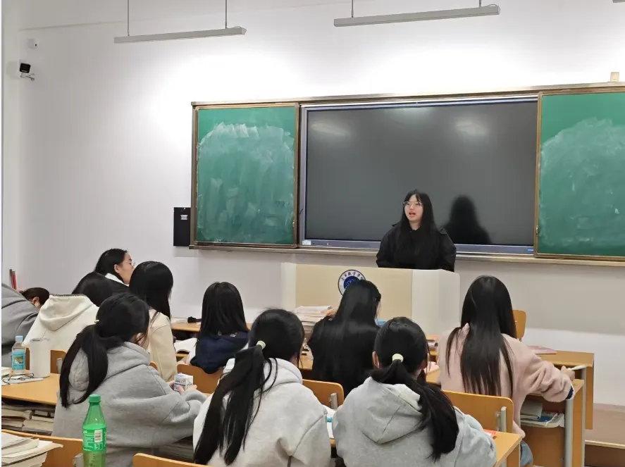 我校五年高职学院开展法治社会主题班会