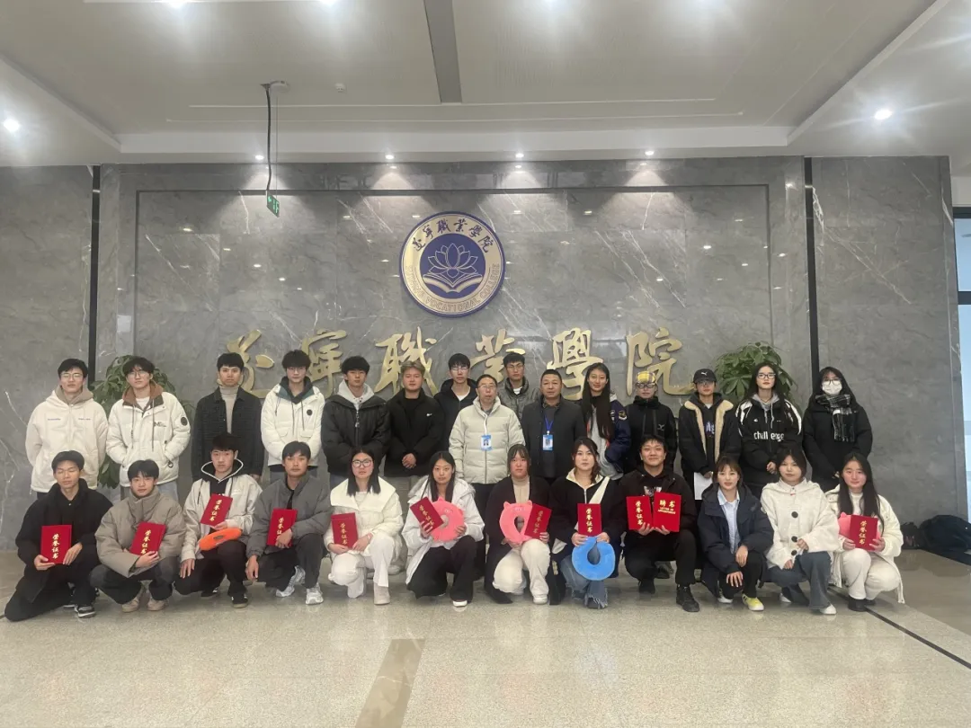 遂宁职业学院举行2024年度国旗护卫队年度总结暨表彰大会