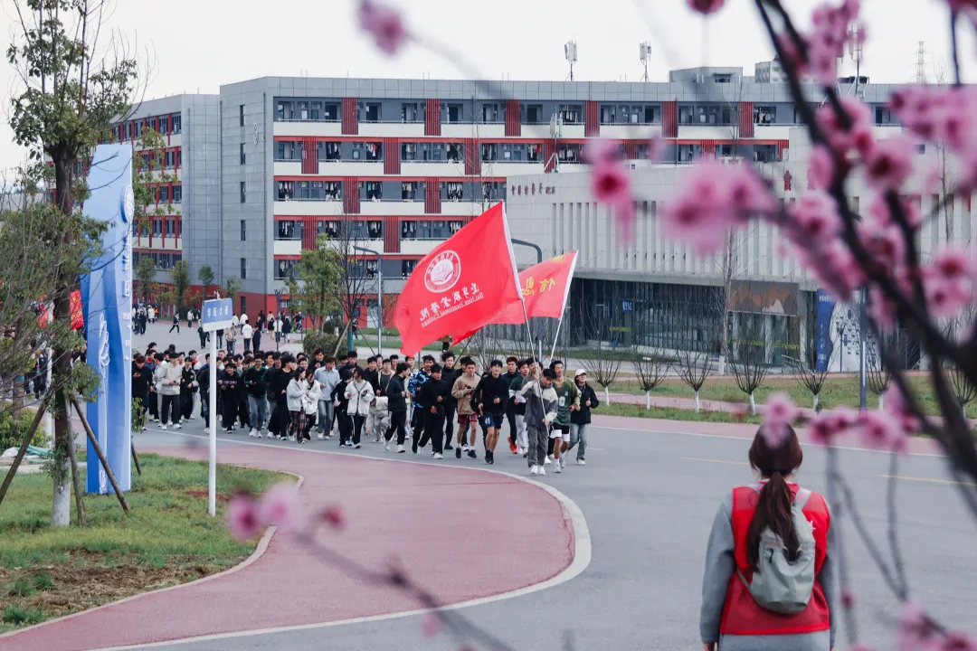 奔跑青春，阳光校园丨奔跑在青春的路上，健康与快乐并行！