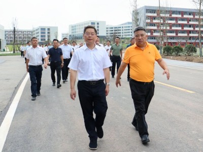 遂宁市领导视察遂宁职业学院开学准备情况