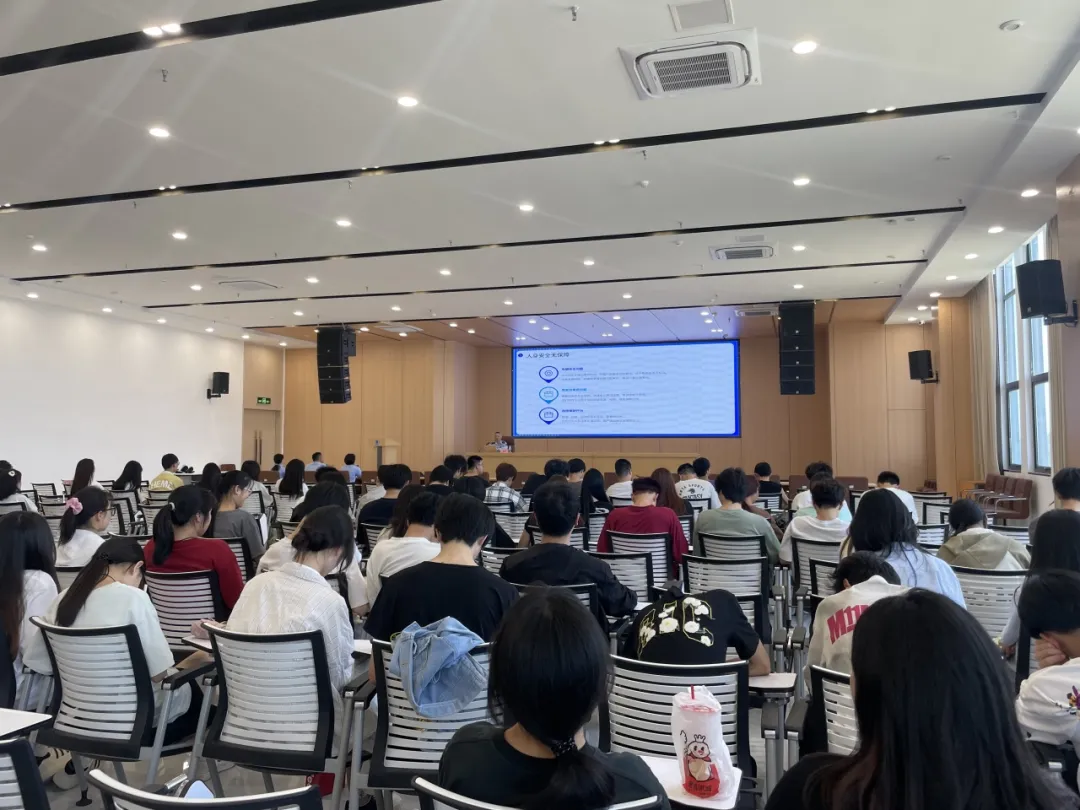 遂宁职业学院联合市交通运输执法部门开展校园周边非法运营车辆普法宣讲活动
